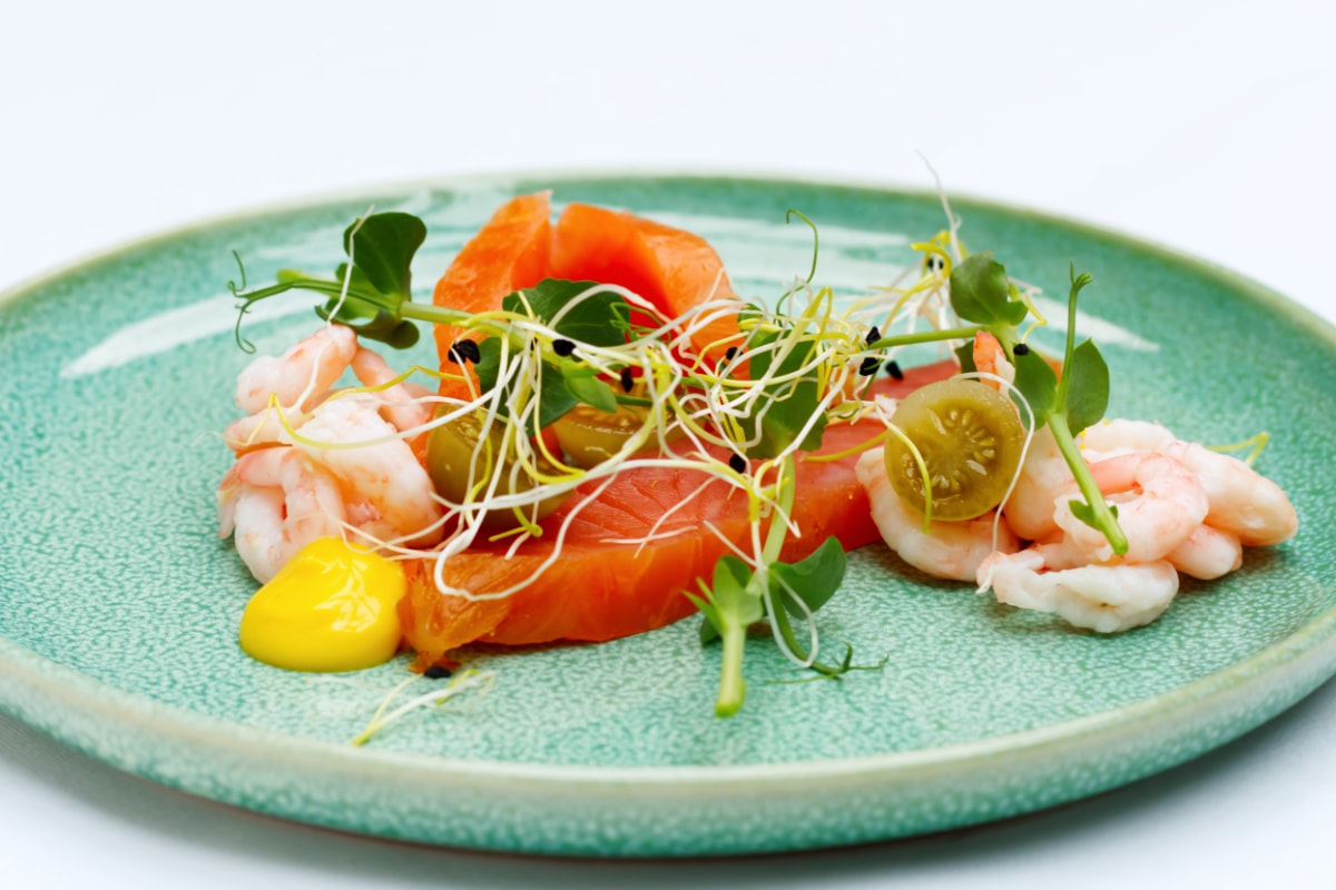 halehaengt-laks-med-haandpillede-rejer